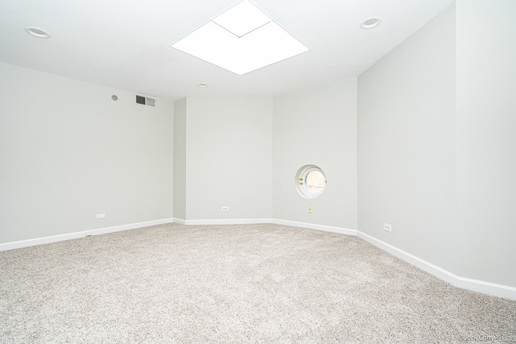 550 W Surf Street - Photo 21