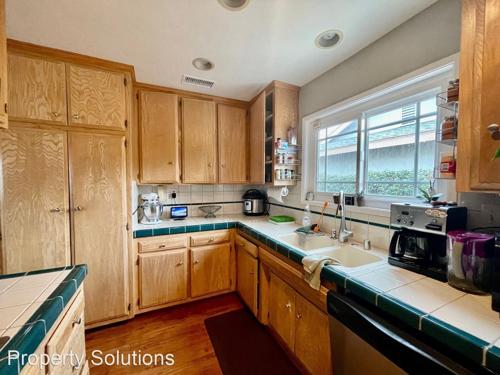 6071 Lenore Ave - Photo 2
