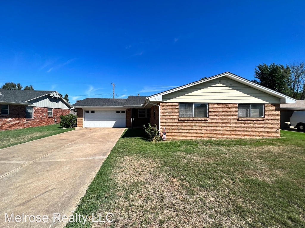 2737 Plymouth Lane - Photo 0