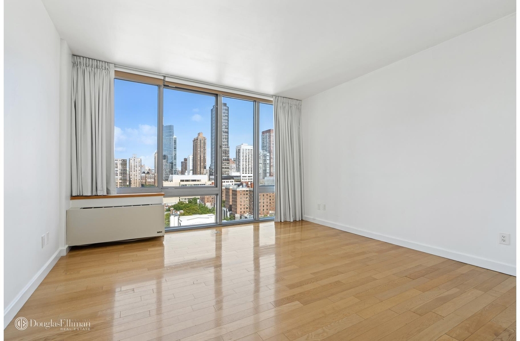 225 W 60th St - Photo 4