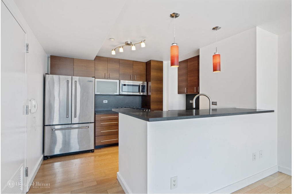 225 W 60th St - Photo 3