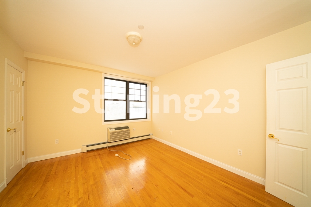 14-31 Astoria Boulevard - Photo 4