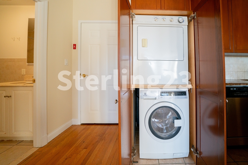 14-31 Astoria Boulevard - Photo 2