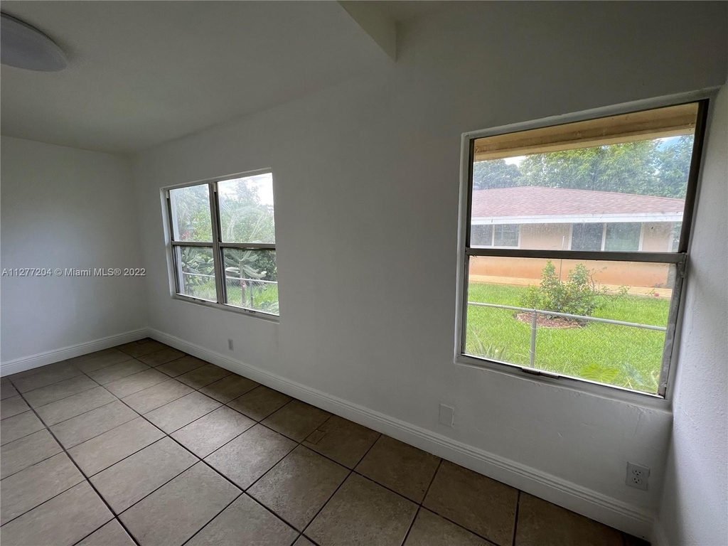 1025 Nw 7th Ave - Photo 13