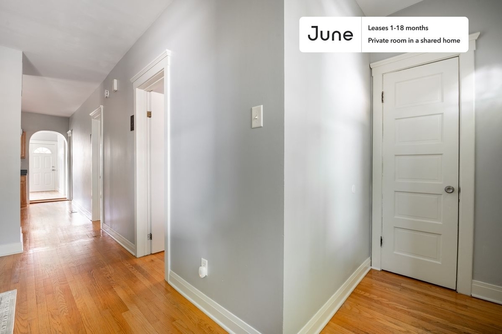 2321 W Barry Avenue - Photo 14