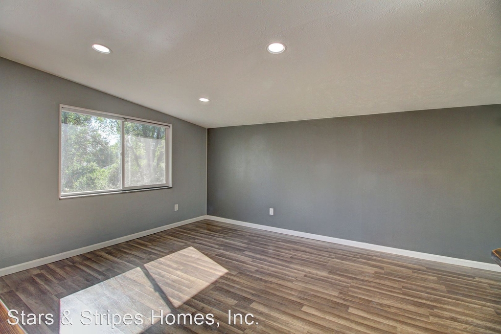 8090 E. 10th Avenue - Photo 1