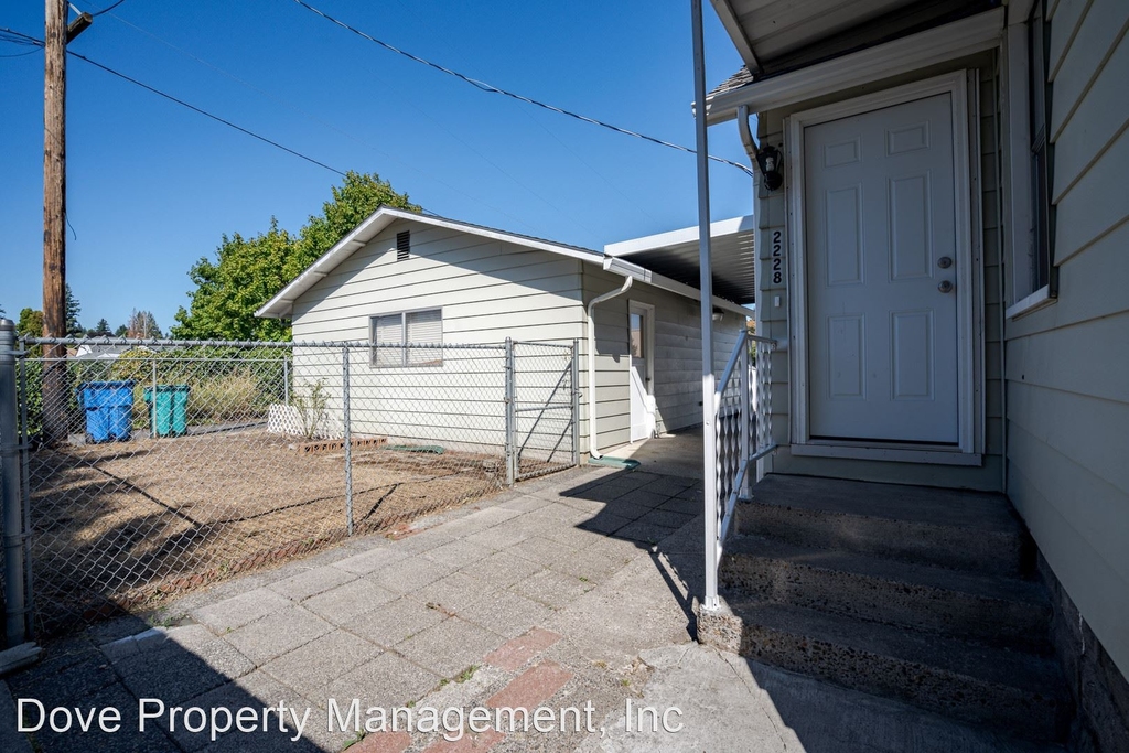 2226 E 8th Street - Photo 2