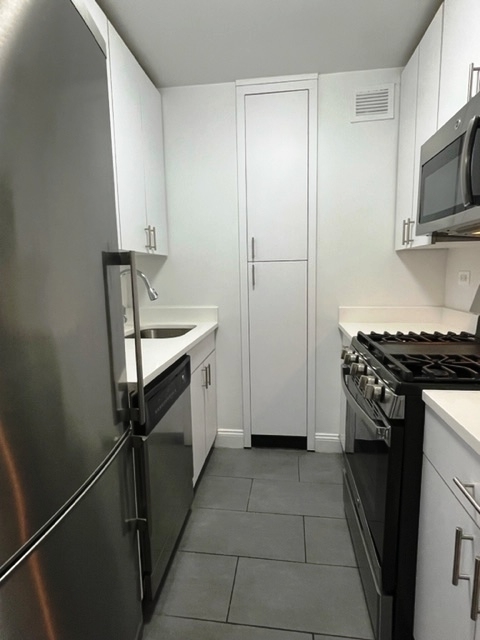 405 East 56th Street - Photo 6