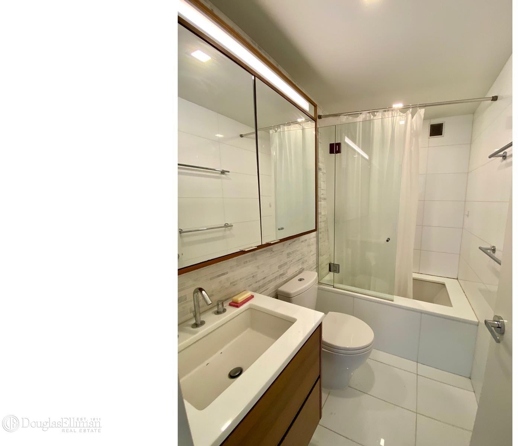 301 W 53rd St - Photo 3