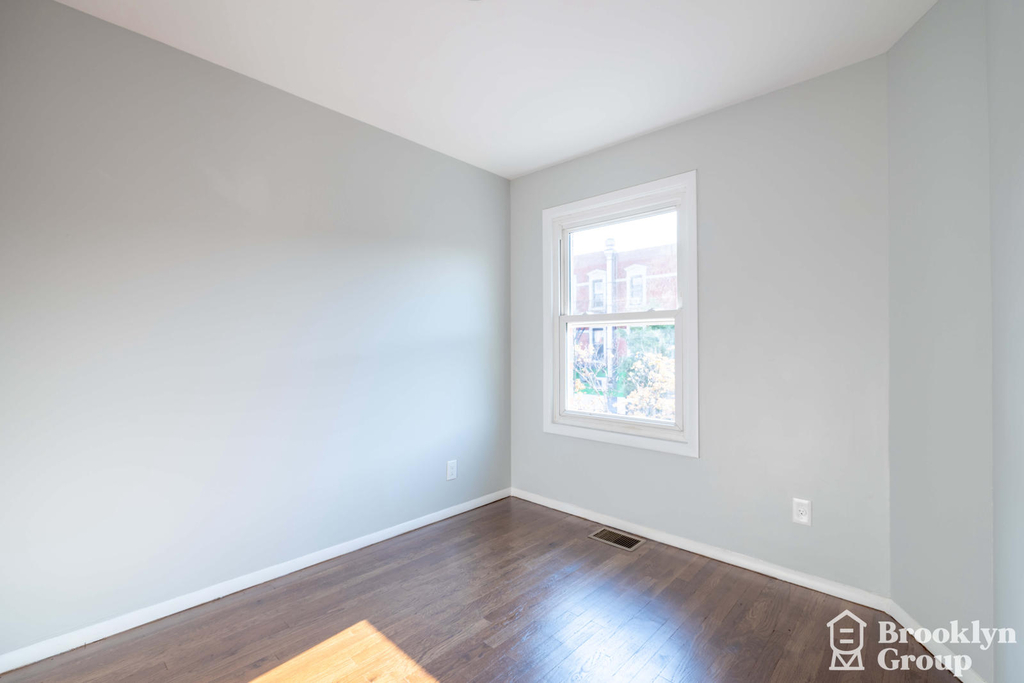 199 Tompkins Avenue - Photo 11