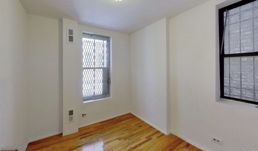 W105 St & B’way - Photo 3