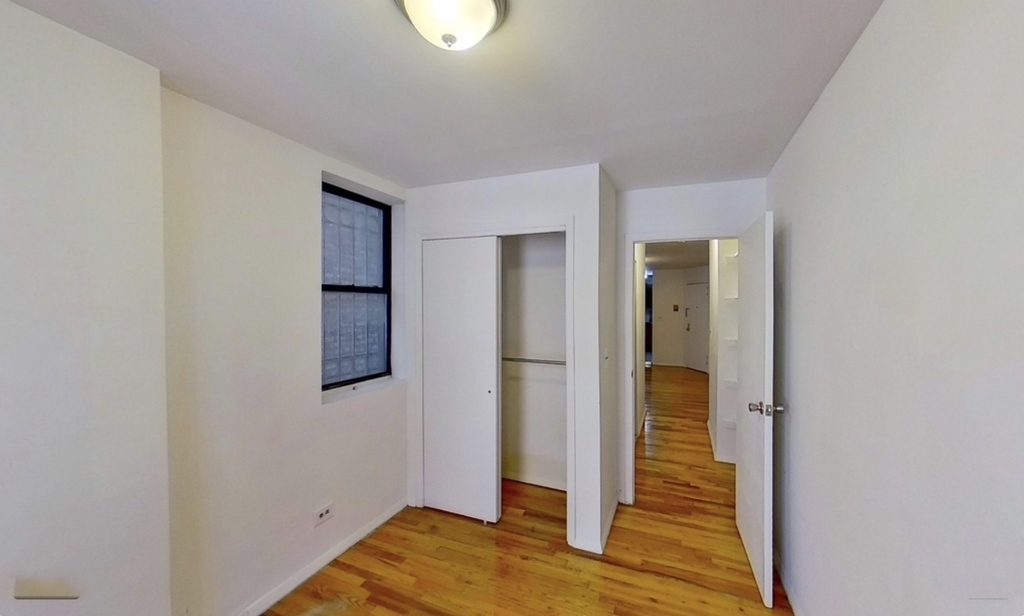 W105 St & B’way - Photo 2