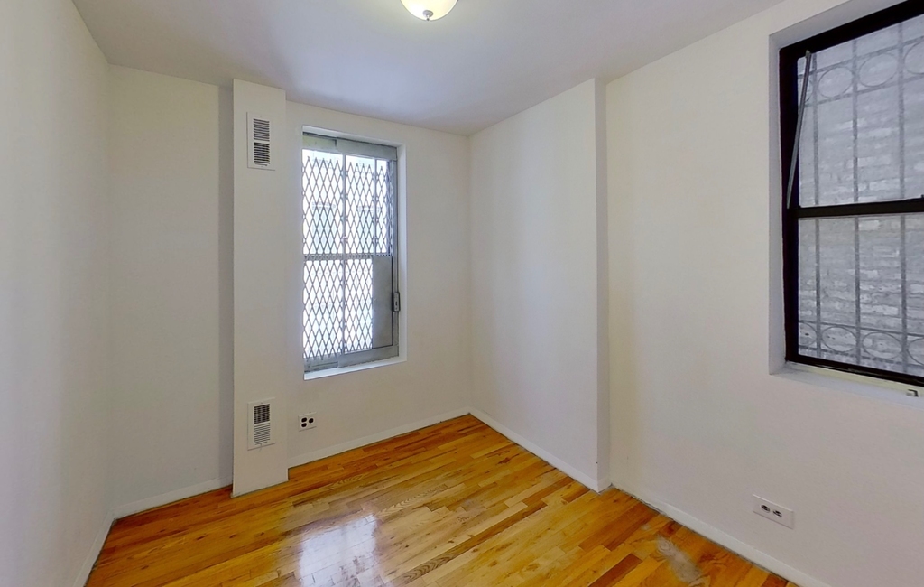 W104 St & Broadway - Photo 4