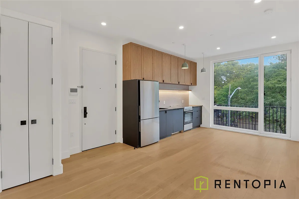 426 Tompkins Avenue - Photo 2