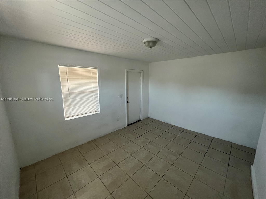 219 Sw 1st Ter - Photo 1