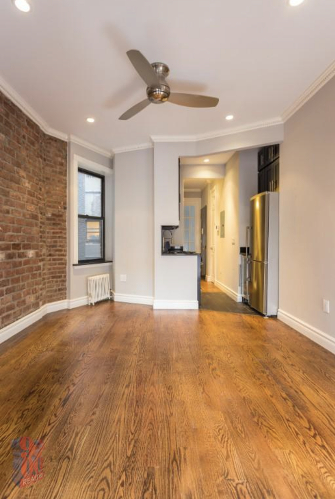 309 East 8th Street - Photo 1