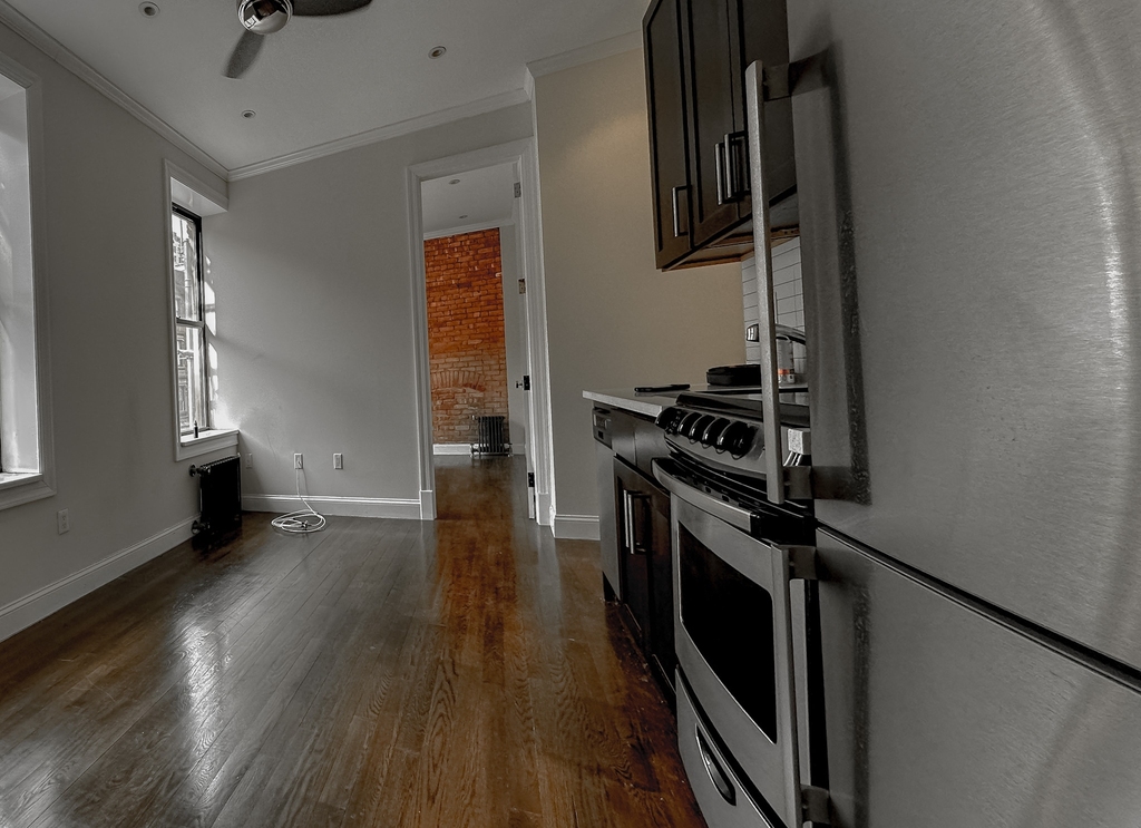 1379 Lexington Avenue - Photo 3