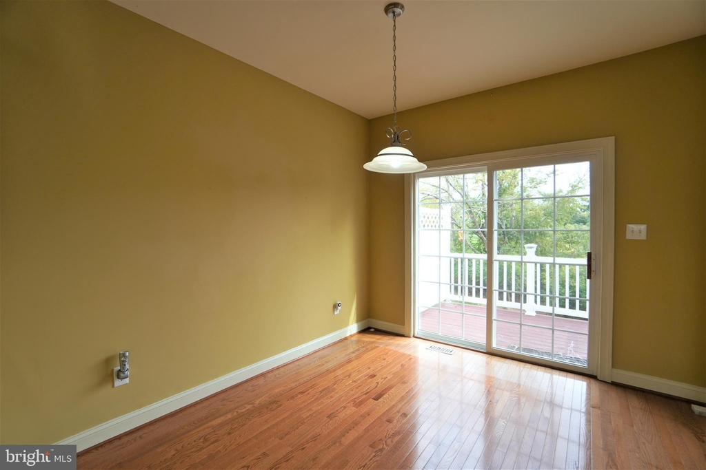 3213 Meadow View Circle - Photo 10