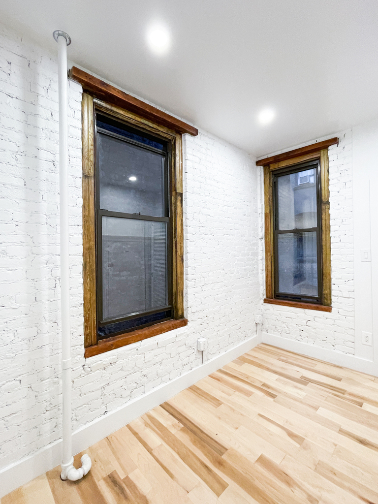 213 East 10th Street - Photo 3