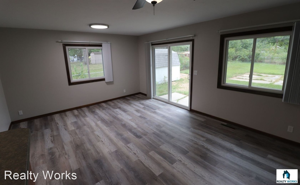 8011 Maplewood Dr - Photo 4