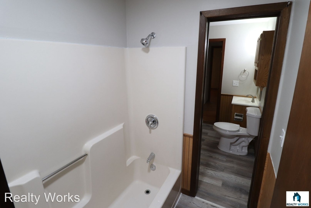 8011 Maplewood Dr - Photo 6