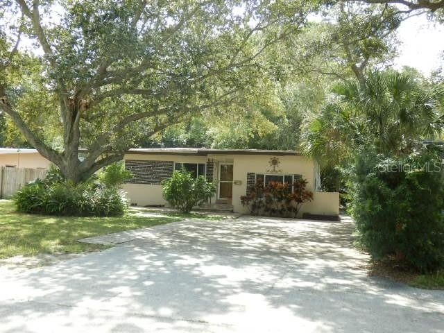 8110 Country Club Road N - Photo 1