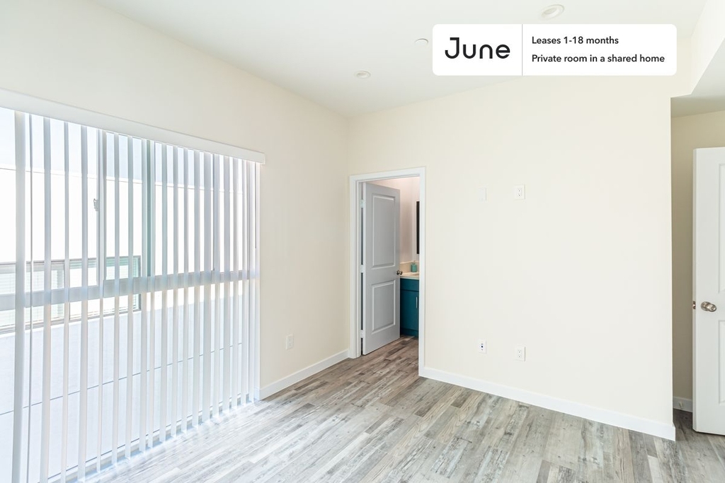 634 N Boyle Avenue - Photo 1