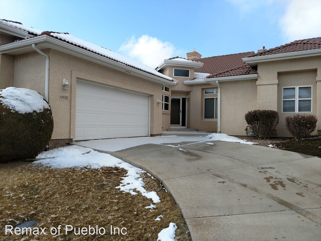 4408 Turnberry Crescent - Photo 0