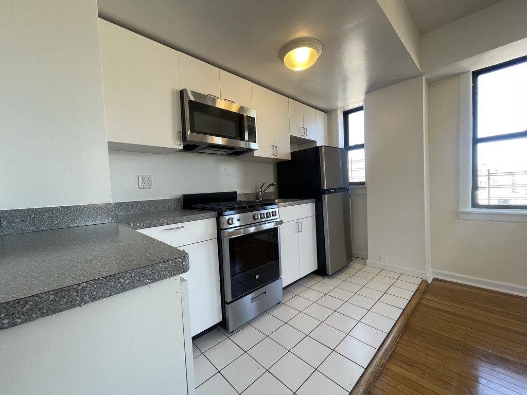 850 Amsterdam Avenue - Photo 2