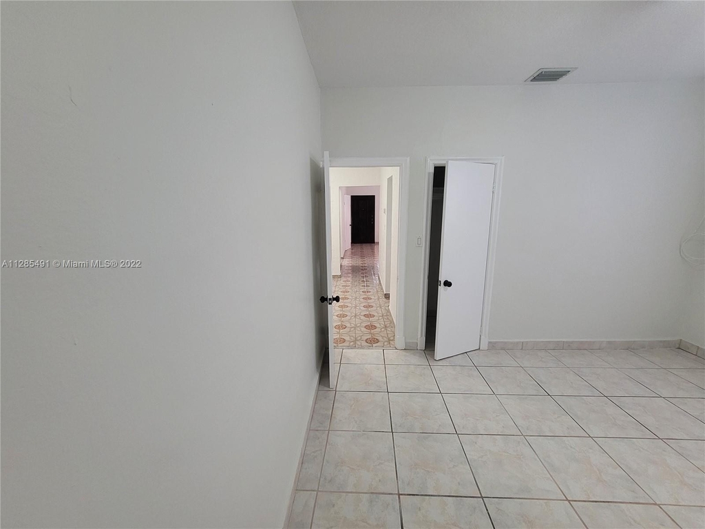 2252 Sw 10th St - Photo 7