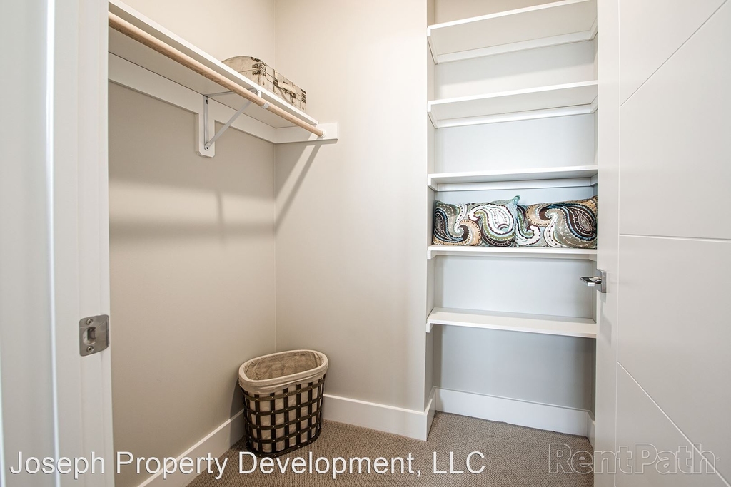 4175 North Oakland Avenue - Photo 4