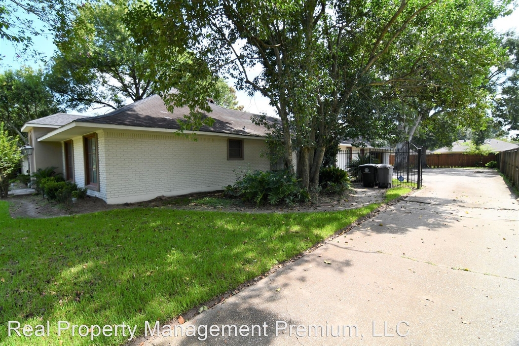 2421 Guilford Drive - Photo 2