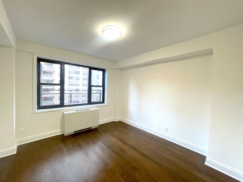 East 55 Street - Photo 2