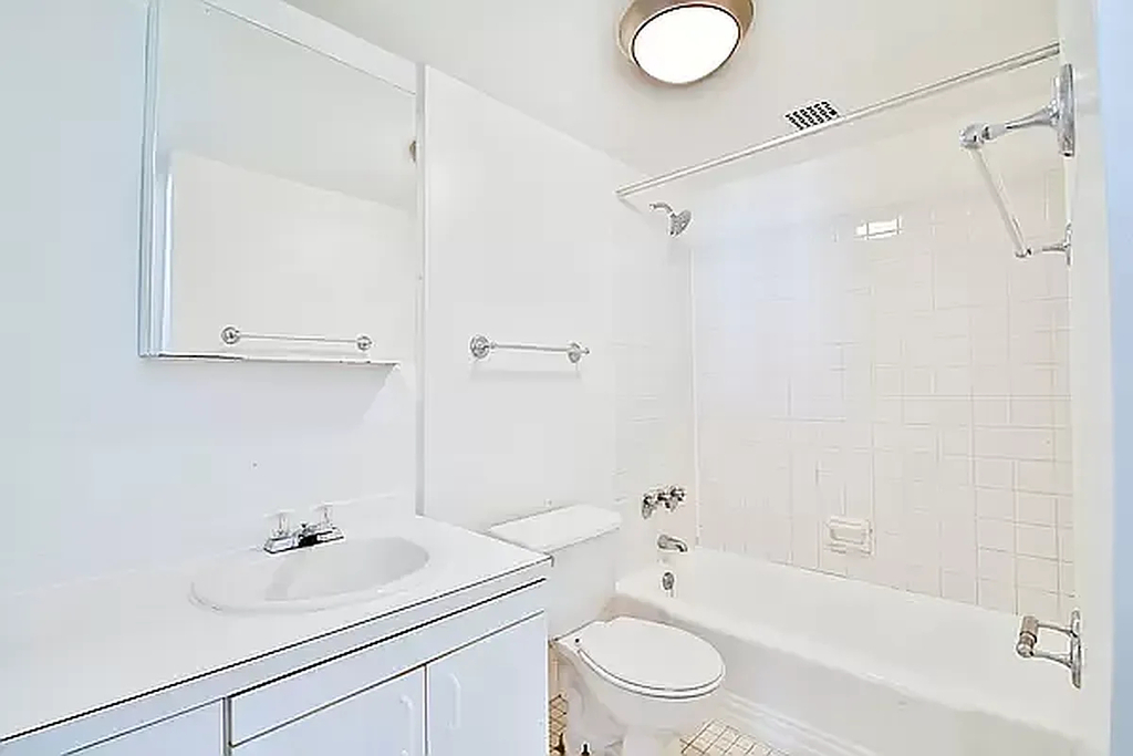 236 East 36th Street - Photo 4