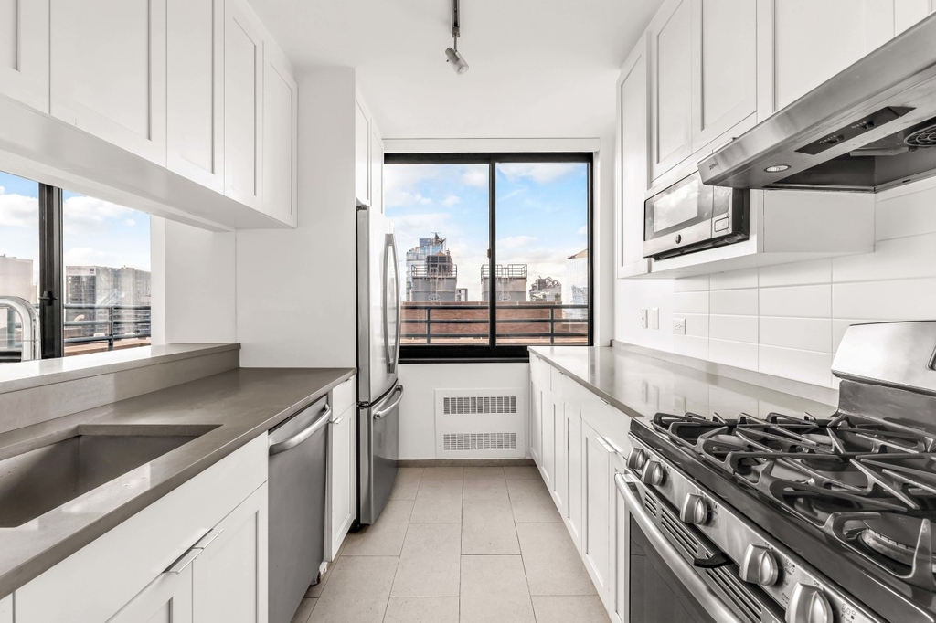 200 West 60th Street - Photo 6