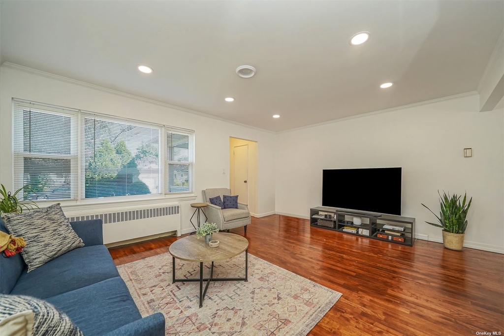 740 Blackstone Avenue - Photo 4