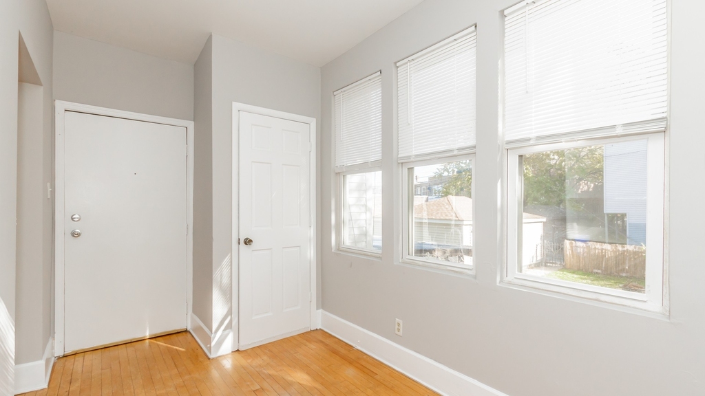 3657 S Hamilton Avenue - Photo 2