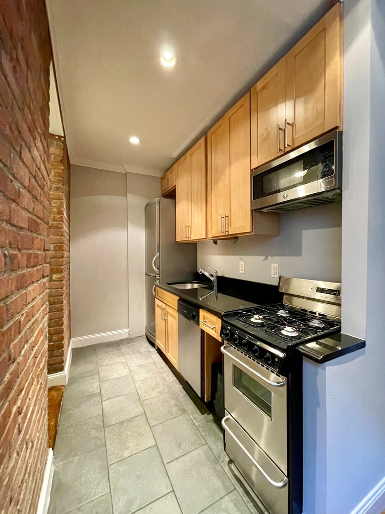 338 East 100th Street - Photo 5