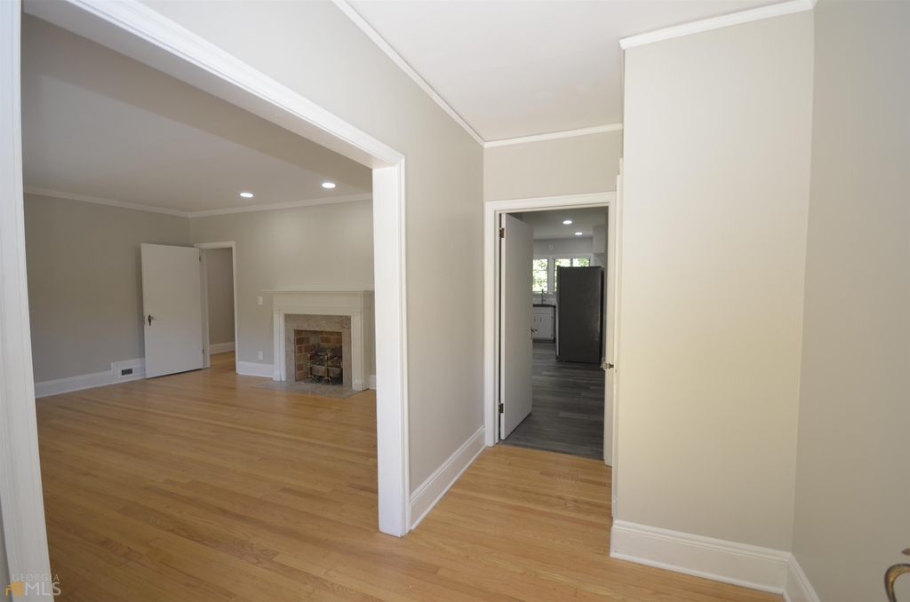 205 Oakland Street - Photo 2