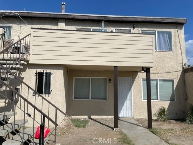 1073 N Vista Avenue - Photo 0