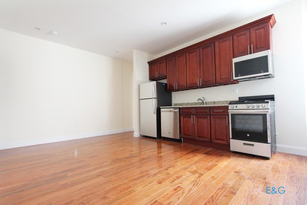 390 Wadsworth Avenue - Photo 3