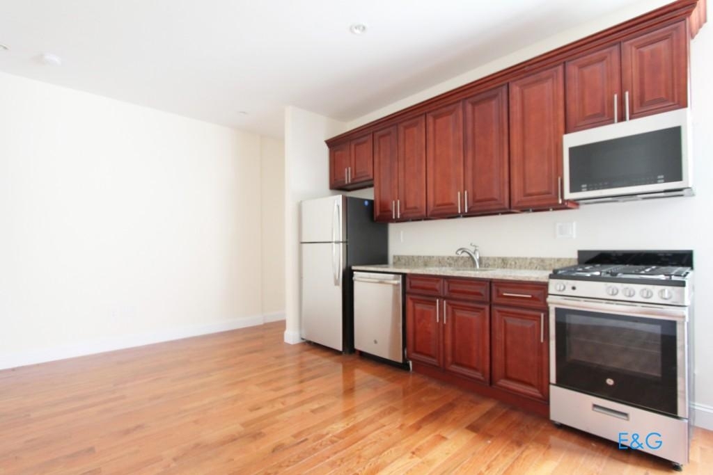 390 Wadsworth Avenue - Photo 1