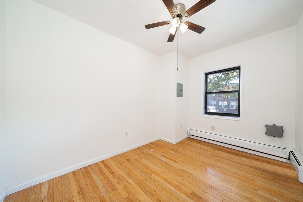583 Gregory Ave - Photo 2