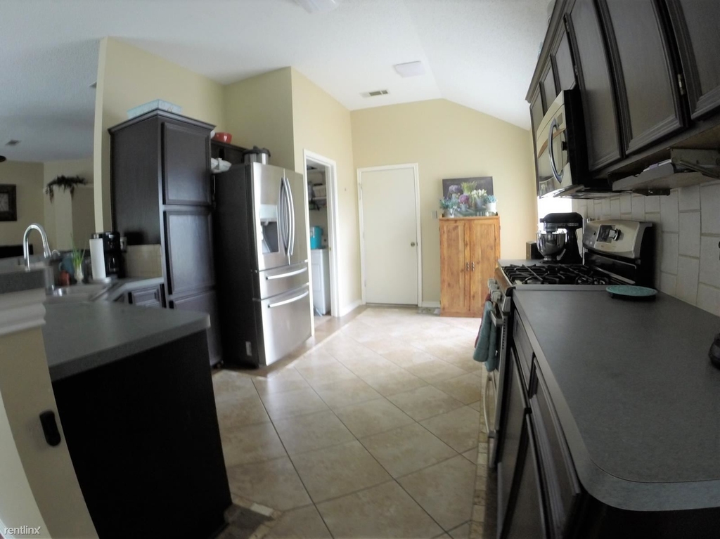 601 Moccasin Dr - Photo 2