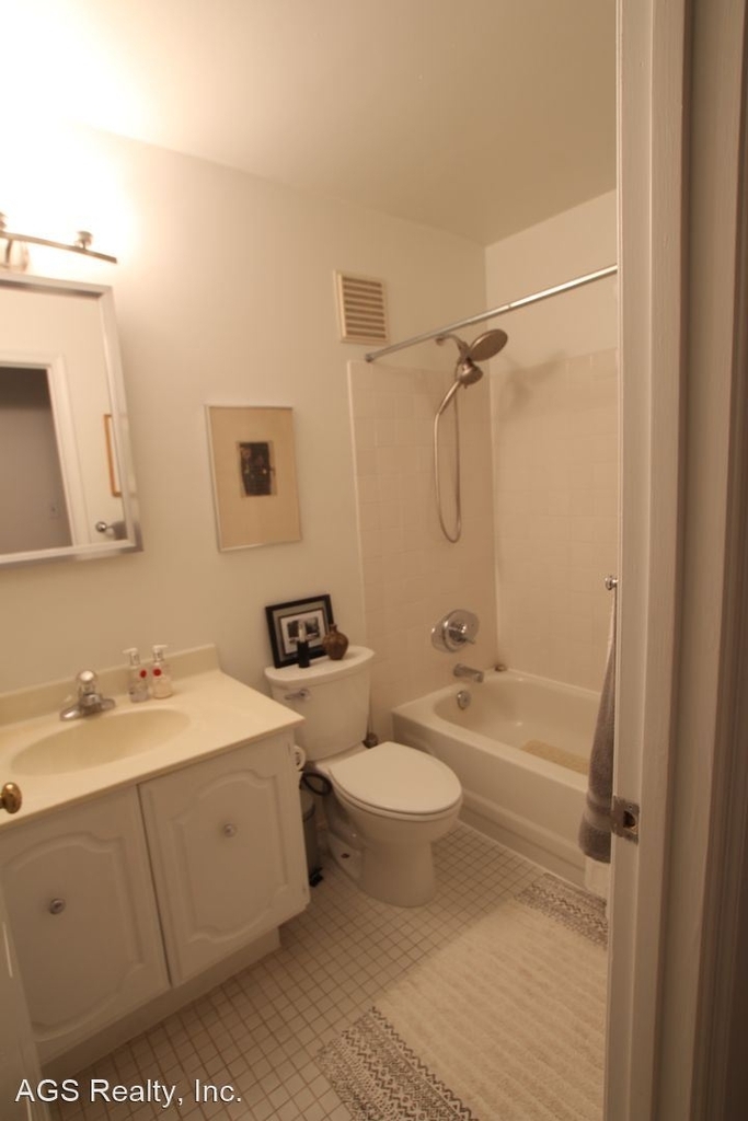 3217 Sutton Place, Nw Unit C - Photo 9