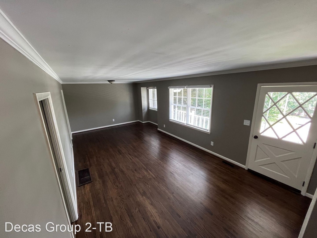 1400 Medina Ln - Photo 2