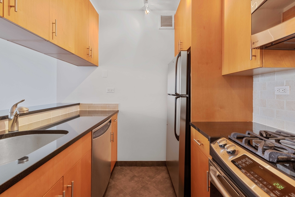 200 East 72nd Street - Photo 5