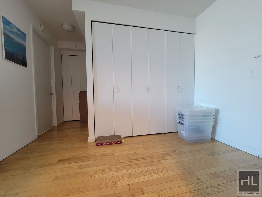 47-20 Center Boulevard - Photo 4