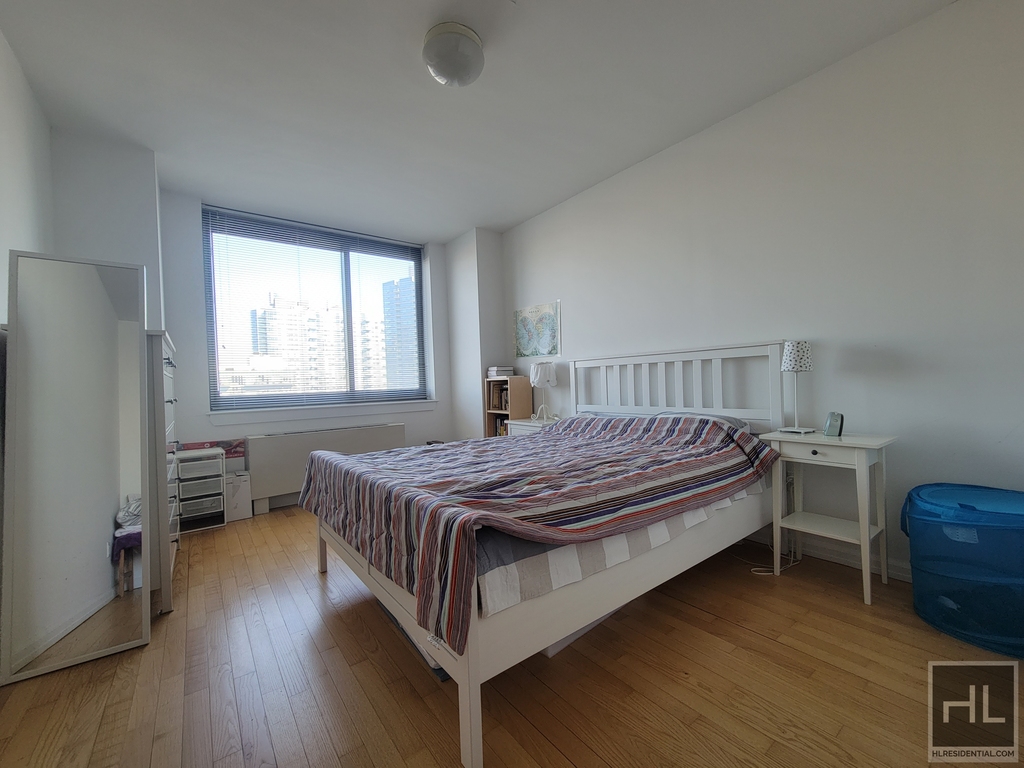 47-20 Center Boulevard - Photo 10
