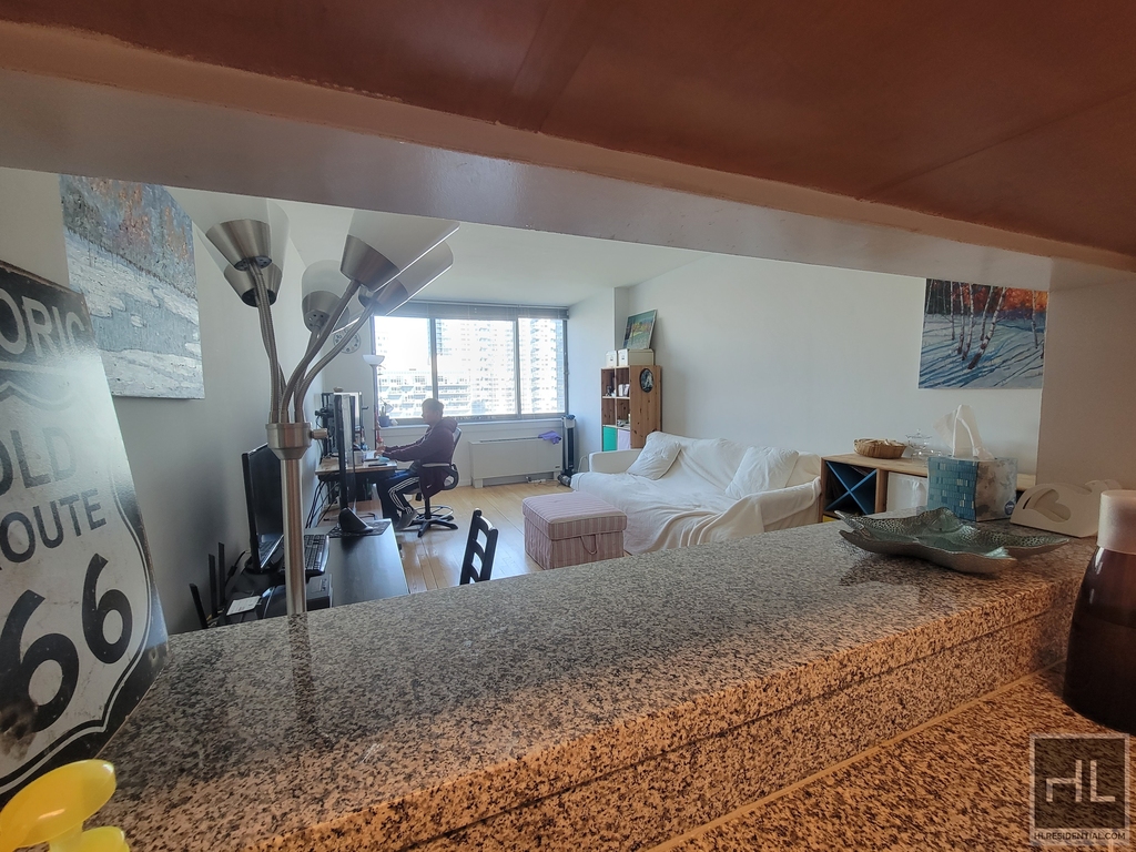 47-20 Center Boulevard - Photo 3